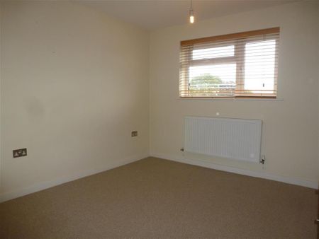 4 bedroom semi-detached house to rent - Photo 3
