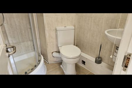 Studio Flat, Chapel Road, IG1 - Photo 4