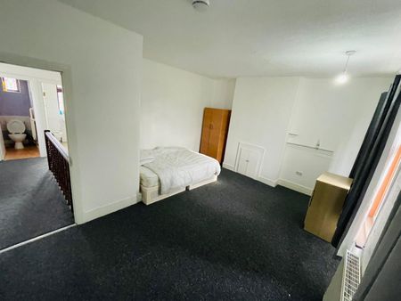 4 Bed Terraced House, Eastern Avenue, IG4 - Photo 4