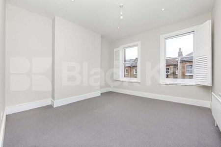 Triplex & offering 1160 Sq. Ft. of living & entertaining space - Photo 2