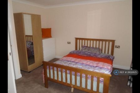 1 bedroom in a house share to rent - Photo 3