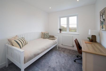 4 bedroom detached house to rent - Photo 2