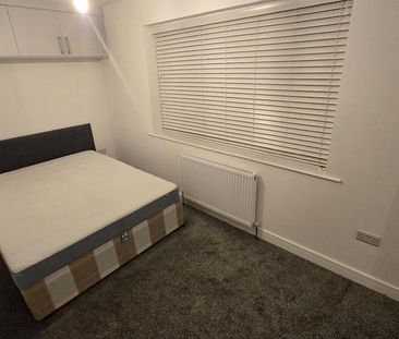 5 bedroom semi-detached house to rent - Photo 4