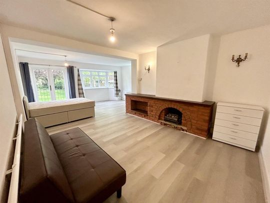 1 Bedroom Room To Let - Photo 1