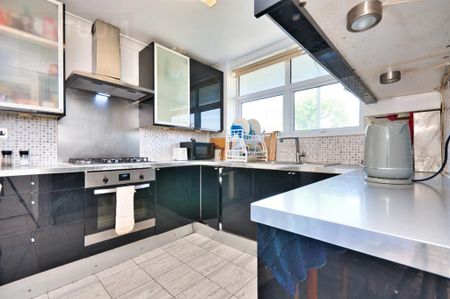 1 bedroom in a flat share to rent - Photo 3
