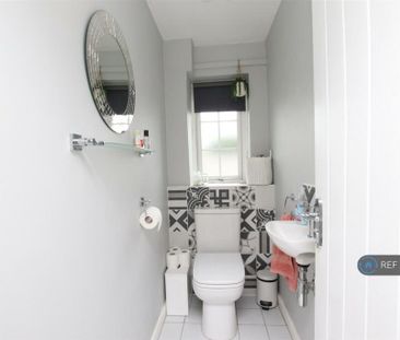 4 bedroom semi-detached house to rent - Photo 6
