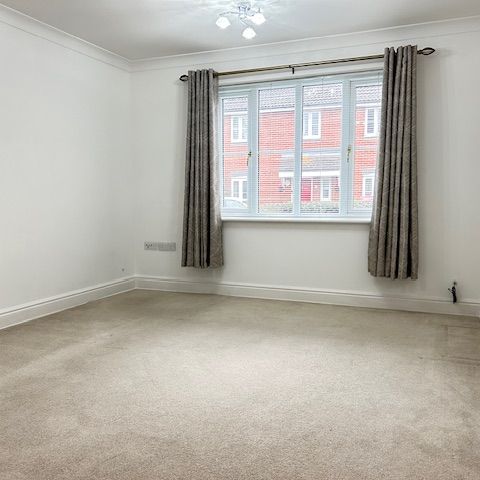 Two Bedroom Modern Pristine Apartment for Rent in Gravesend - Photo 1