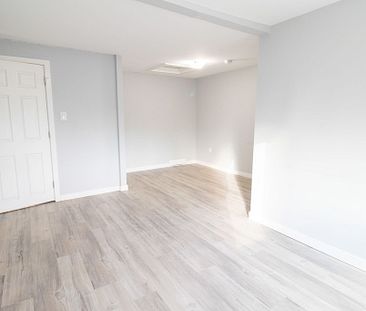 **SPACIOUS** 1 BEDROOM UPPER UNIT IN ST CATHARINES!! - Photo 4