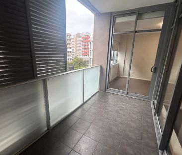 “One Bedroom + Study Resort Style Apartment in the Heart of Maroubr... - Photo 6