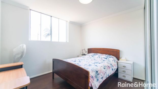 Spacious Apartment with Oversized Terrace in Prime Location - Photo 1