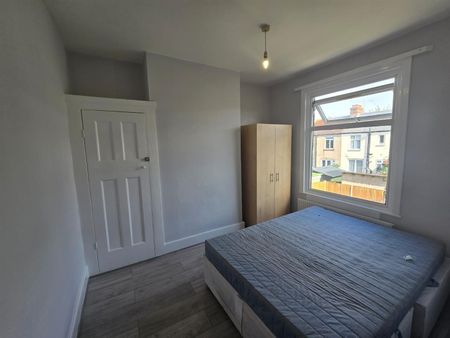 Collingwood Road, Mitcham CR4, London - Photo 3