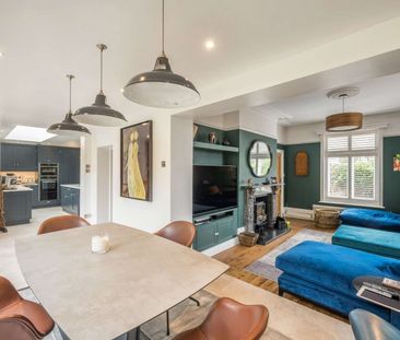 Elegant Georgian home with premium finishes, south-facing gardens a... - Photo 2