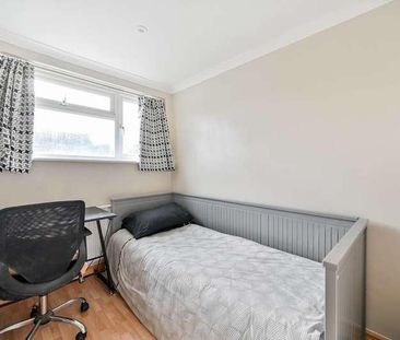 Cleveland Gardens, Worcester, KT4 - Photo 2