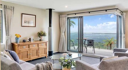 Stunning Fully Furnished Waiatarua Home with Panoramic Views - Photo 2