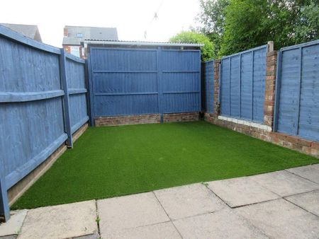 2 bedroom terraced house to rent - Photo 4