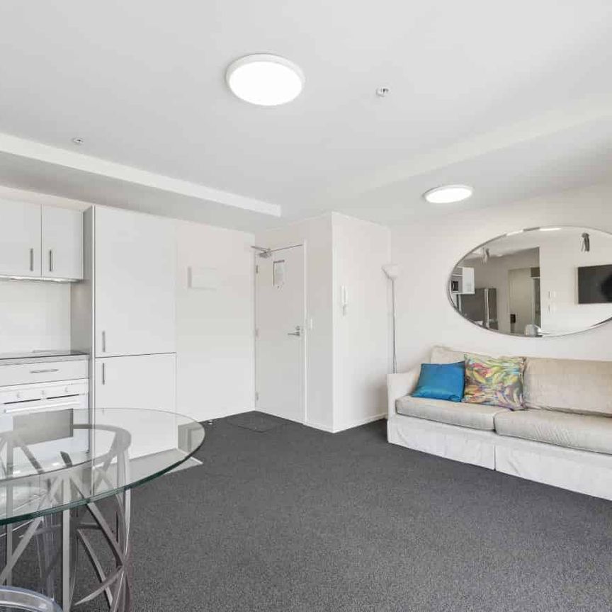 Views over the City - Furnished 1 bedroom apartment - Photo 1