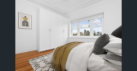 DELIGHTFUL OLDER STYLE - Photo 2