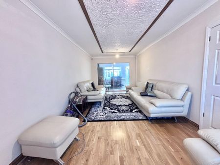 3 bedroom House To Let - Photo 2