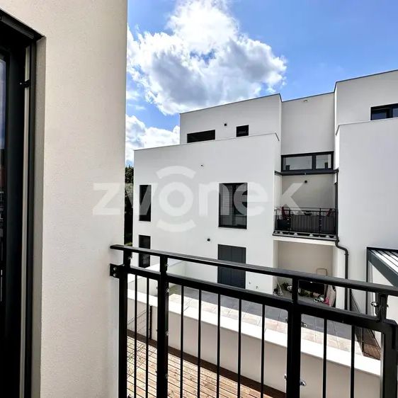 Pronájem moderní novostavby 1+kk s parkováním na Tyršově nábřeží ve Zlíně - Photo 1