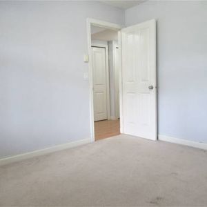 Lovely upper floor with fenced yard - 1 pet friendly - Photo 2