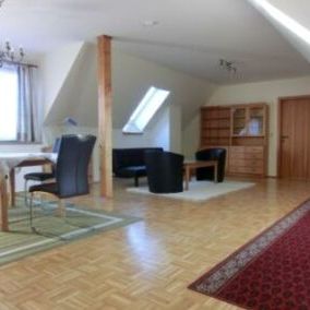 Möblierte 2 Zimmer Dachgeschoss Wohnung in Hauptplatznähe - Photo 1