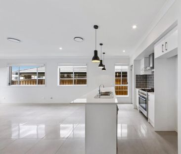 Ultra contemporary and spacious family home - Photo 3