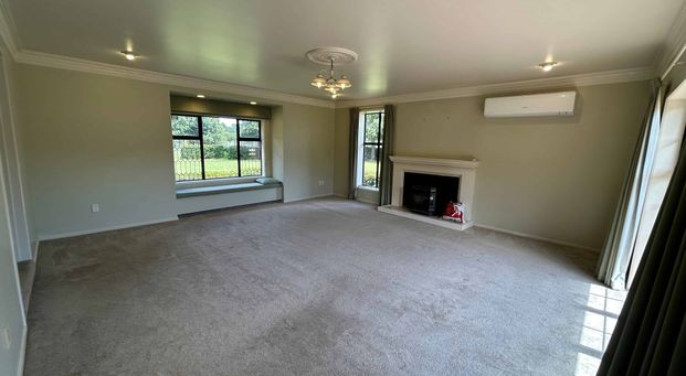 Executive Five Bedrooms Home In Karaka - Photo 1