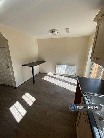 6 bedroom semi-detached house to rent - Photo 5