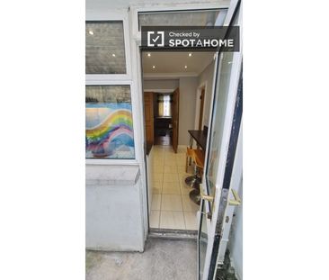 Room in shared apartment for rent in The Coombe, Dublin - Photo 3