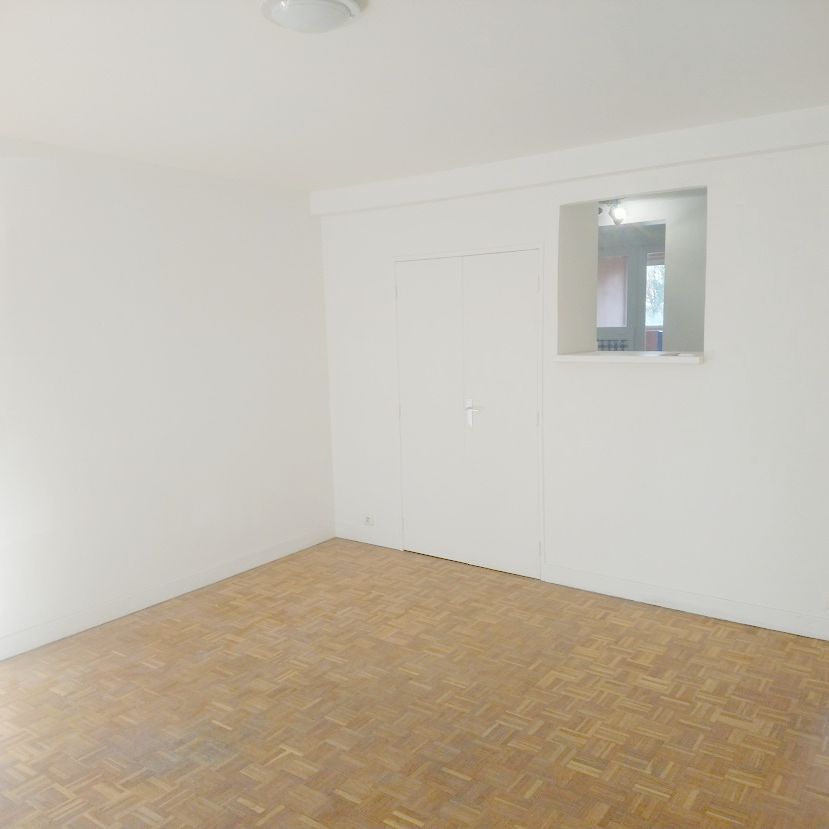 Appartement T3 de 58 m² en bon état avec un parking privé, un cellier et garage à vélos. - Photo 1