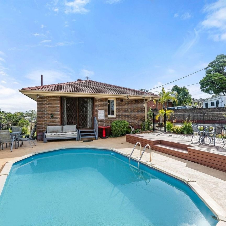 Spacious Home with Pool Moments from Liverpool CBD&excl; - Photo 1