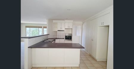 Spacious 4-Bedroom Home in Quiet Cul-de-Sac - Photo 4