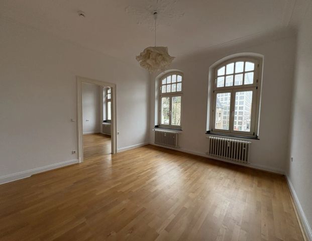 2-Zimmer Altbau mit Balkon zum Verlieben: Renoviert in Pempelfort! - Foto 1