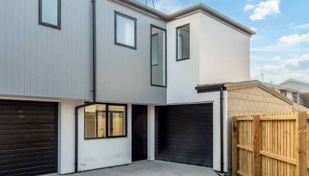 PHILLIPSTOWN - 2 BEDROOMS, 2 BATHROOMS, HEATPUMP, SINGLE GARAGE - Photo 3