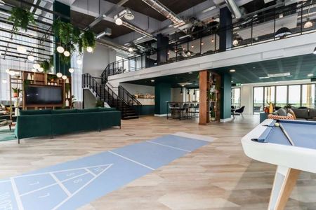 Thames Quarter .Split Level Gym . Fitness Studio. Pet Friendly . Resident Lounge . Workspaces . Roof Terrace . Private Dining Room. Onsite Management Team . Fre - Photo 3