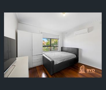 Cosy 3 Bedroom home - Incredible Location - Walk to Everything - Photo 3