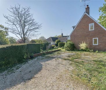 A two-bedroom cottage with driveway and garage in Oare village. - Photo 3