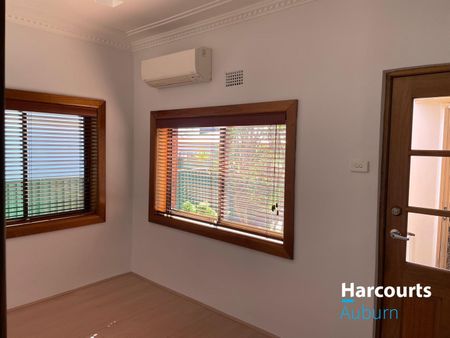 WELL-PRESENTED 3 BEDROOM HOUSE + 1 BEDROOM STUDIO - Photo 2