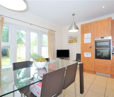 Four bedroom town house in a convenient location for the town centre. - Photo 2