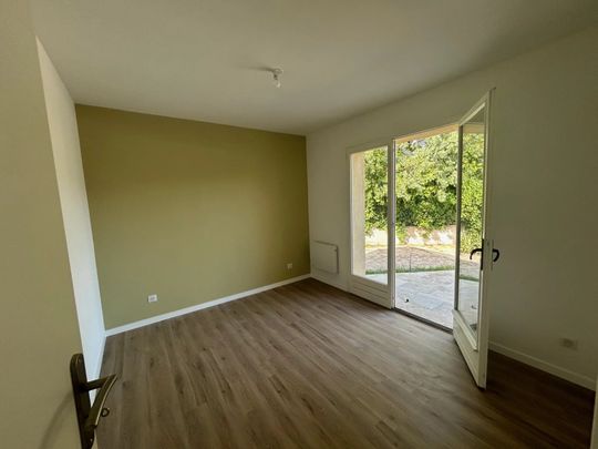 A LOUER T2 MEUBLE - TERRASSE - PLACE DE PARKING - Photo 1