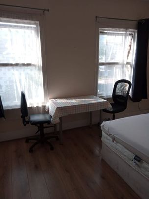 Room in a Shared House, Albert Square, E15 - Photo 1