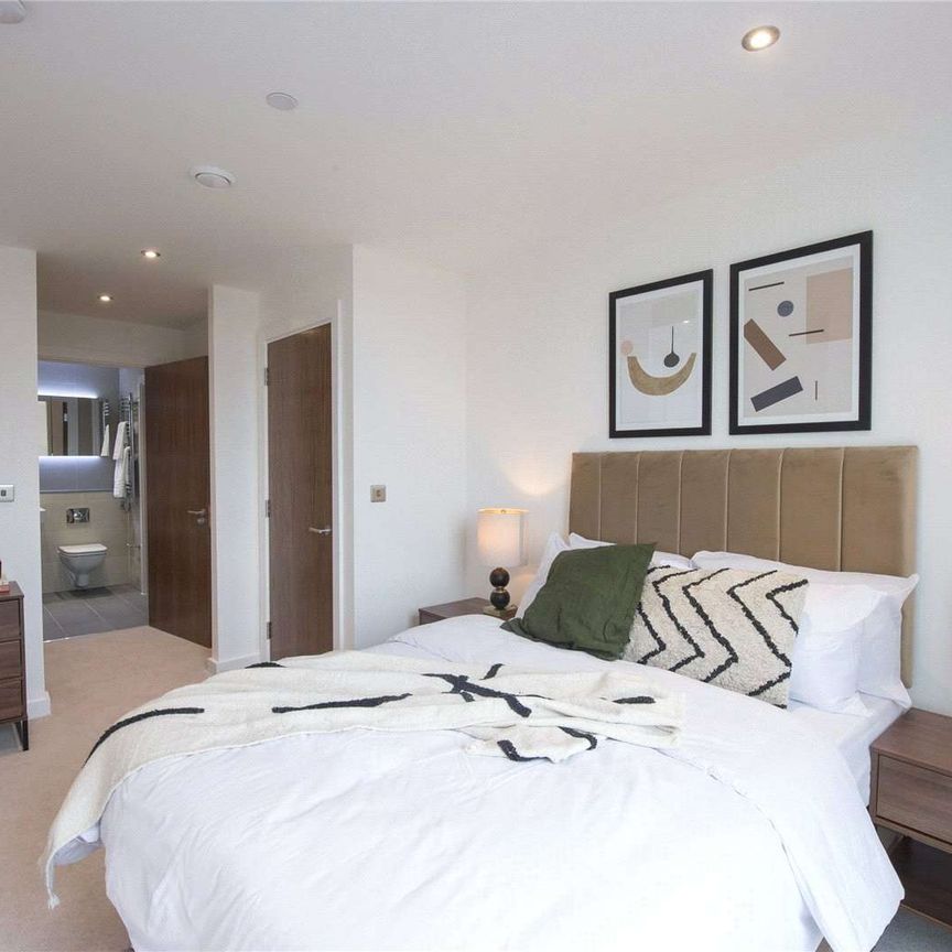 ** 2 WEEKS RENT FREE FOR JANUARY MOVE INS ** Rent in the iconic Thames Quarter building in Reading's town centre, with superb residents amenities. - Photo 1