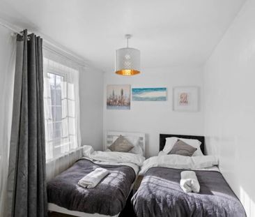 3 Bed Semi-Detached House, Selby Close, E6 - Photo 5