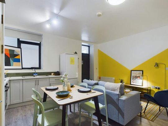 4 bedroom flat to rent - Photo 1