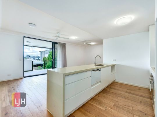 LOW MAINTENANCE LIVING - 2 CAR SPACES & LIFT ACCESS TO UNIT ! - Photo 1