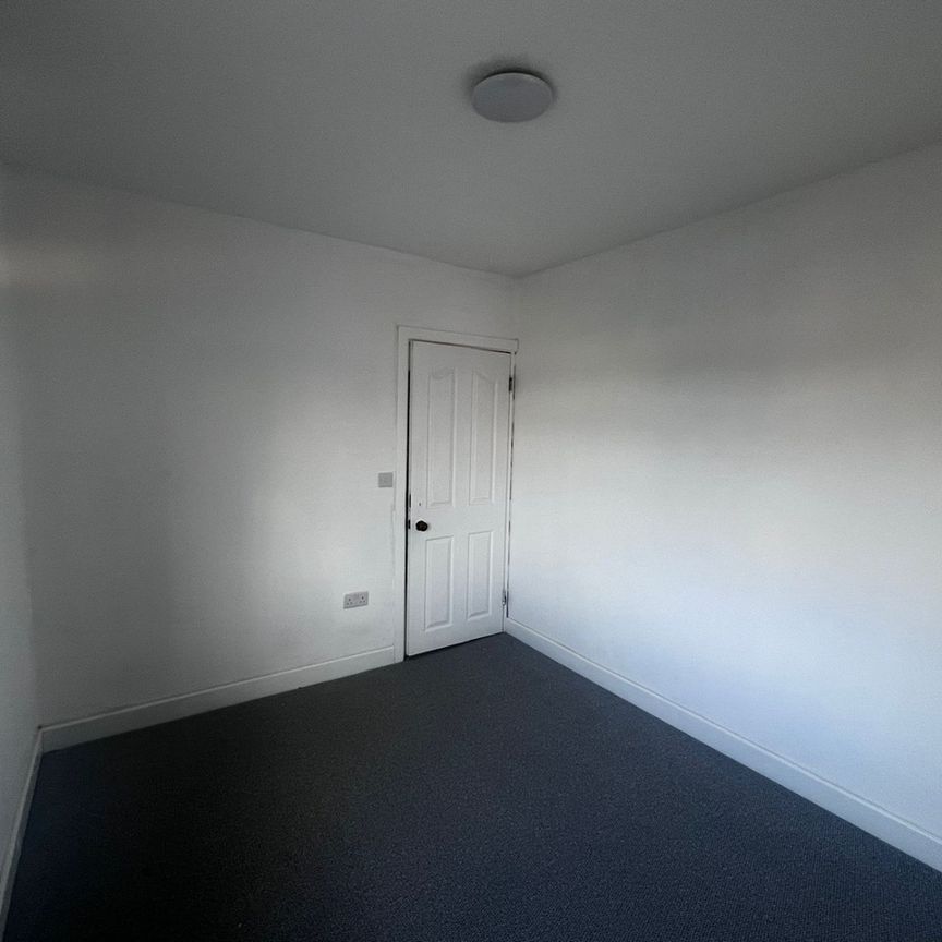 5 Bed Semi-Detached House, Duke Road, IG6 - Photo 1