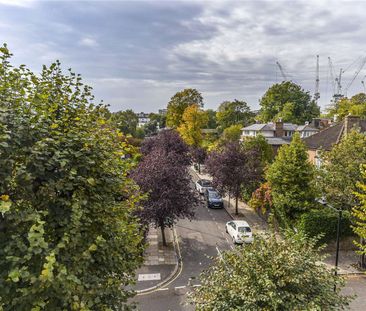 Two bedroom splits level apartment refurbished throughout. - Photo 3
