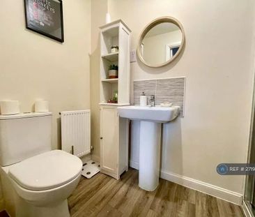 3 bedroom semi-detached house to rent - Photo 2