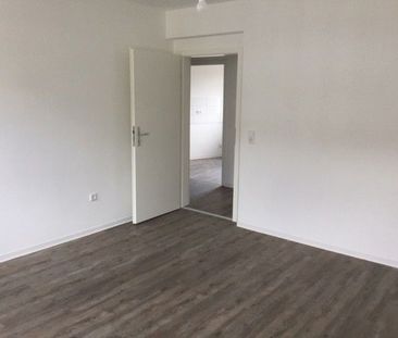 Neu renovierte, geräumige 4-Zi.-Wohnung ab sofort frei - Photo 2