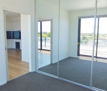 SUNNY ONE BEDROOM APARTMENT IN GREAT LOCATION - Photo 2